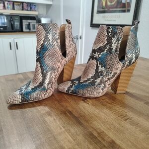 JUSTFAB Snake Skin-Print Pointed Toe CutOut Sides Ankle Boots Size 7.5